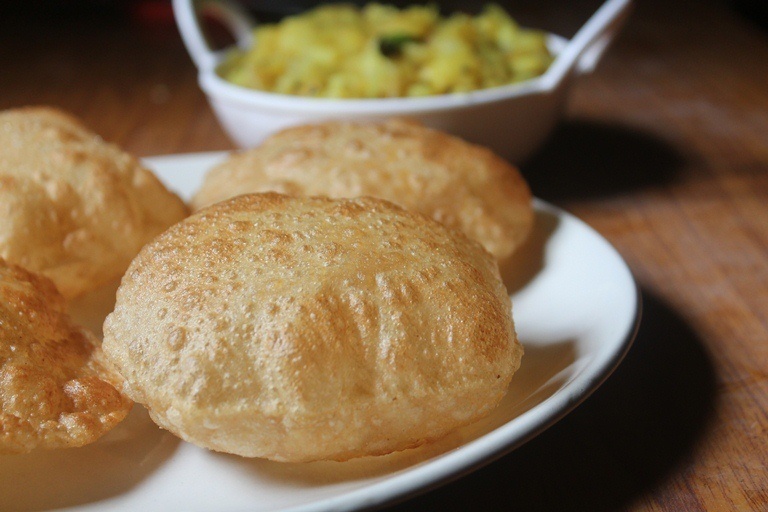 puffed puri with poori masala