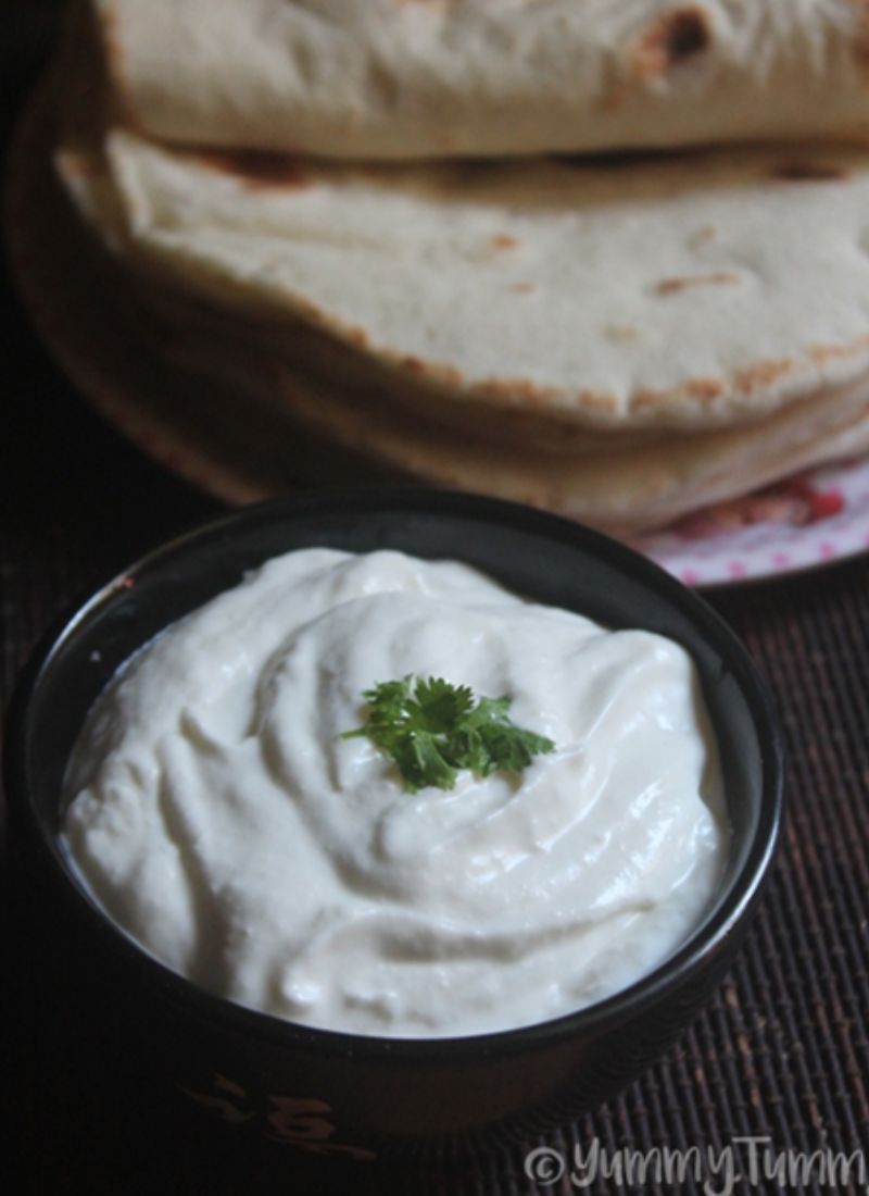 fluffy garlic sauce served with pita bread