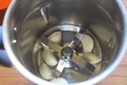 take garlic in blender for making toum