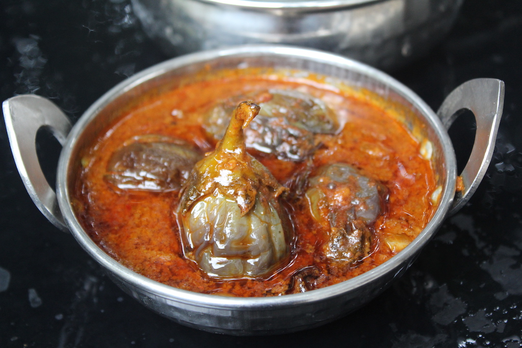 ennai kathirikai kulambu served with brinjal and a layer of oil on top