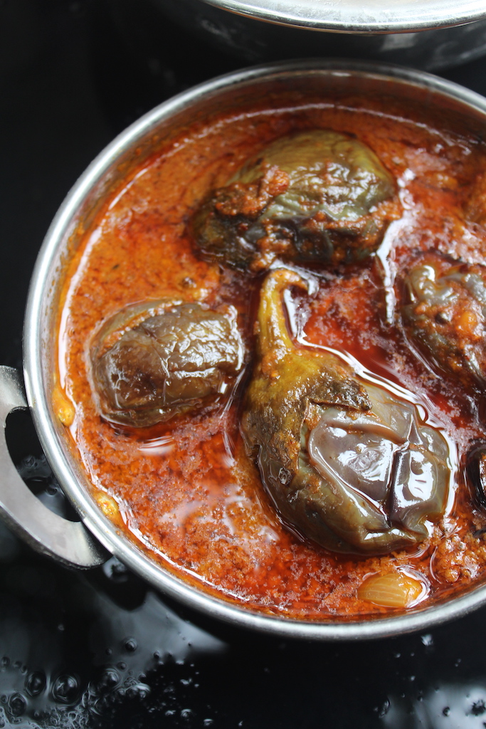 close up ennai kathirikai kulambu served with brinjal and a layer of oil on top