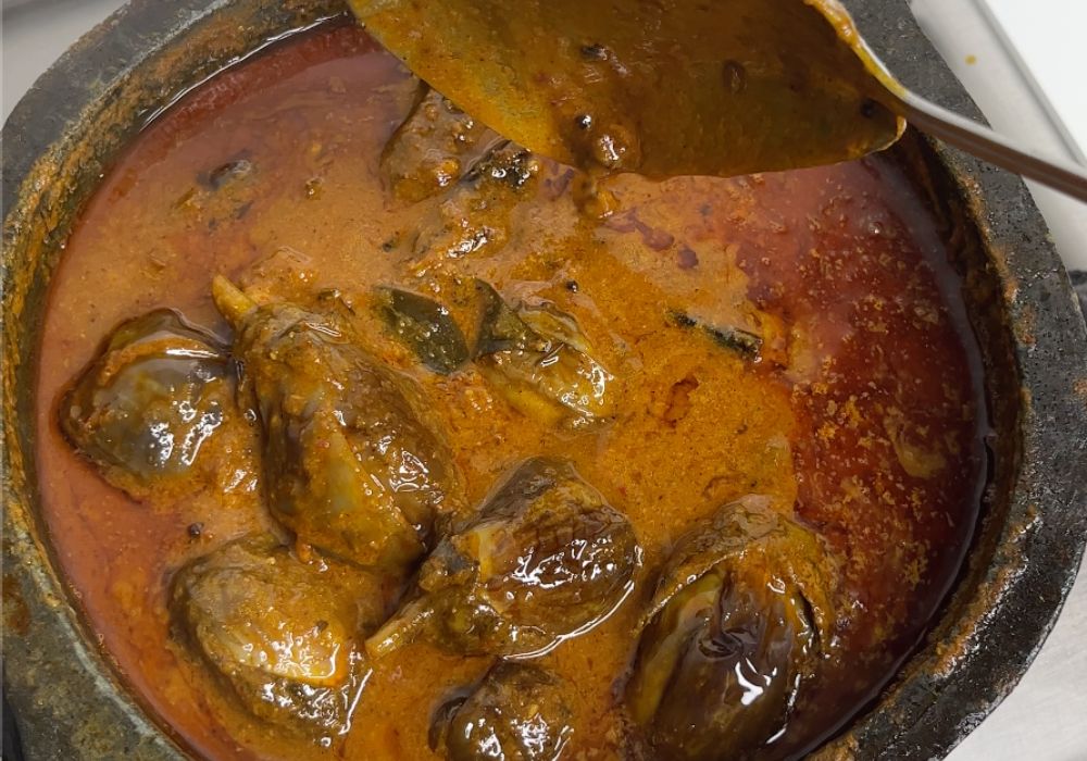 ennai kathirikai kulambu served with brinjal and a layer of oil on top