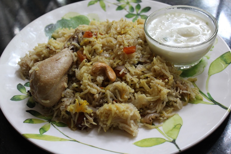 chicken pulao served with onion raita