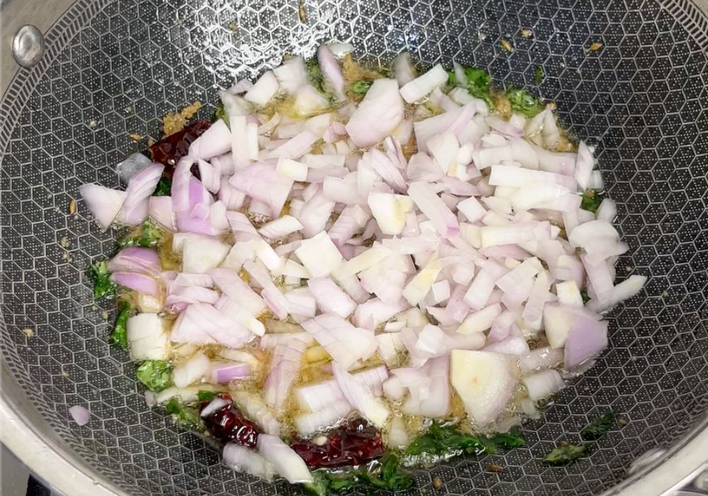 add onions to oil