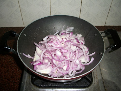 add sliced onions to kadai