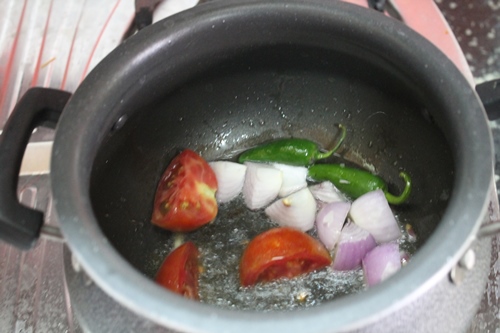 heat oil and add in onion, tomatoes and green chillies