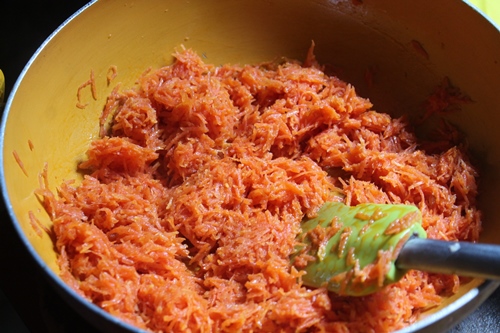 cook carrots till raw smell leaves