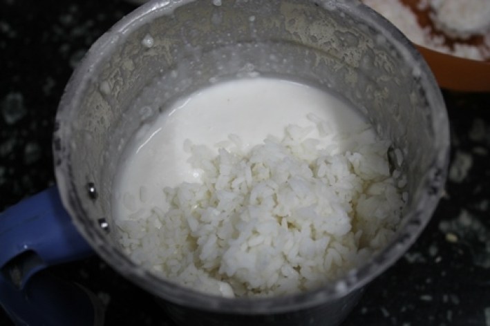 add cooked rice to ground rice