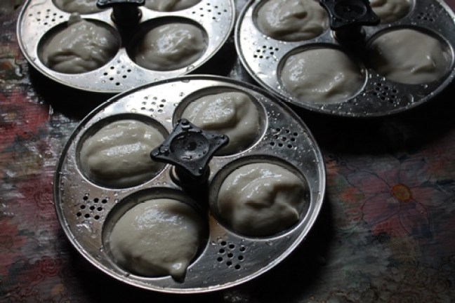 idli plates filled with idli batter