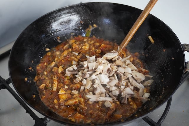 add mushrooms into the sauce